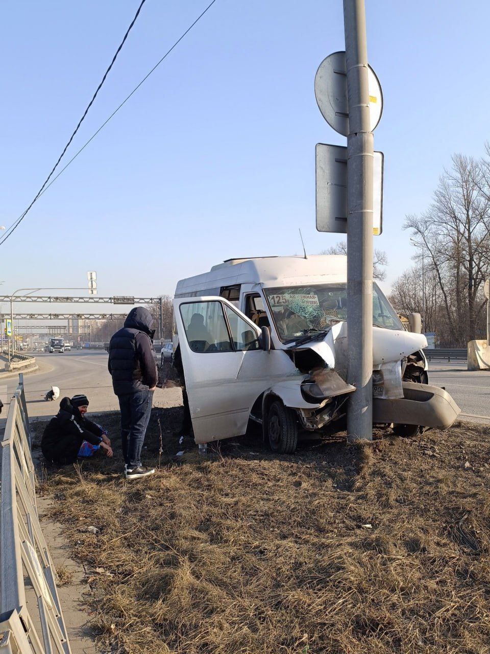 В Подмосковье маршрутка влетела в столб, предварительно есть пострадавшие.