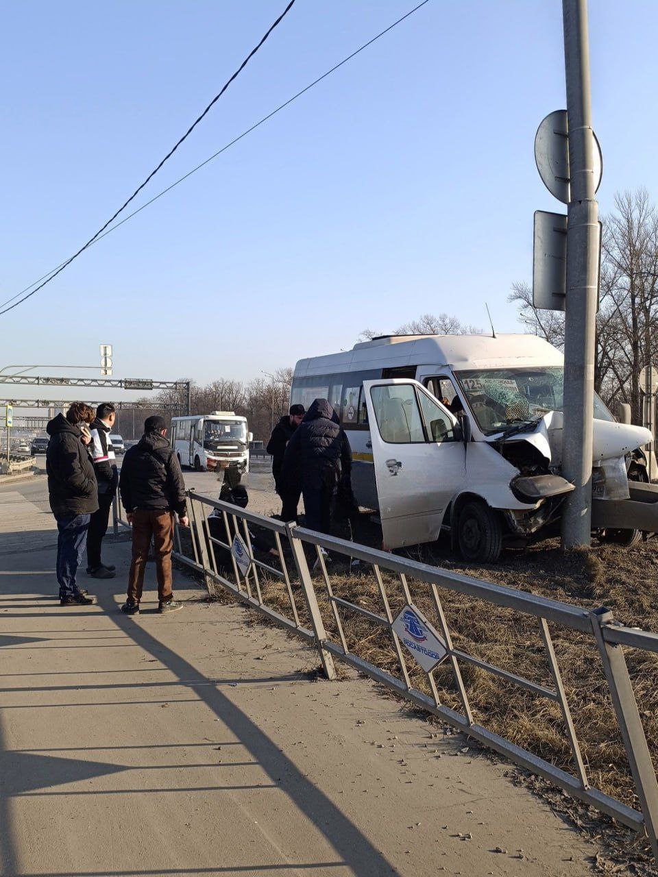 В Подмосковье маршрутка влетела в столб, предварительно есть пострадавшие.