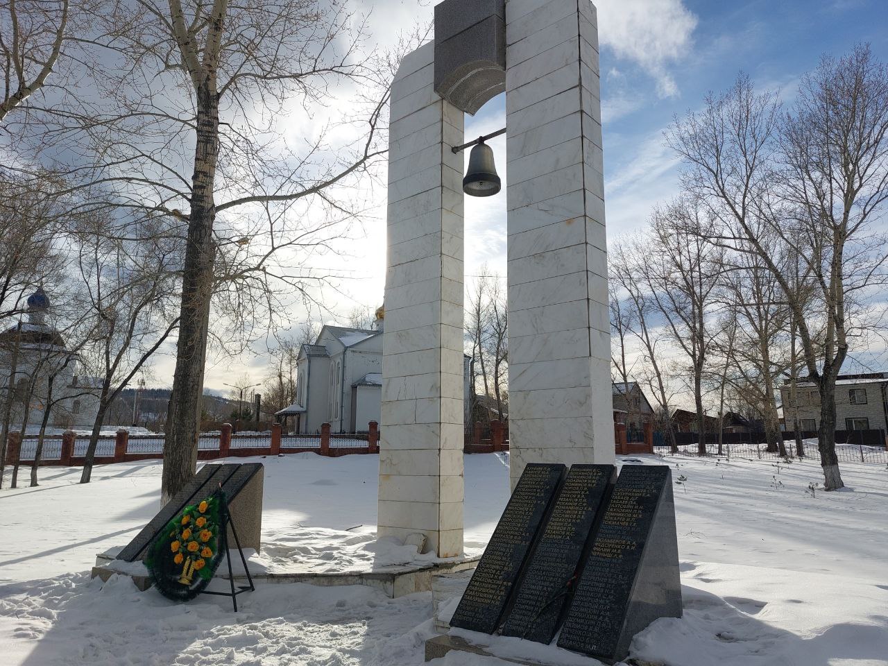 Памятник «Колокол», установленный в парке Победы...