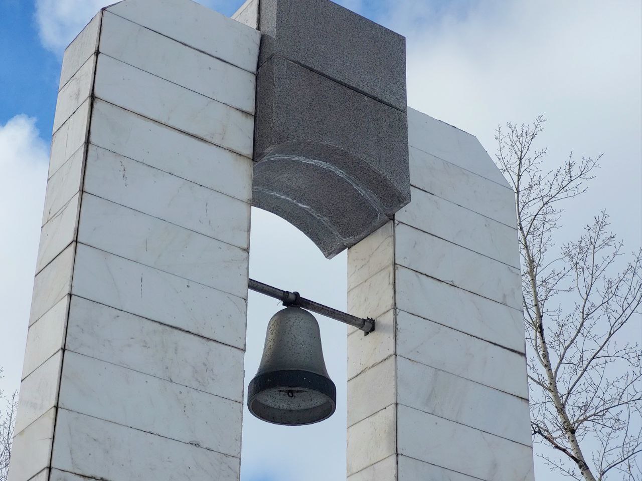 Памятник «Колокол», установленный в парке Победы...