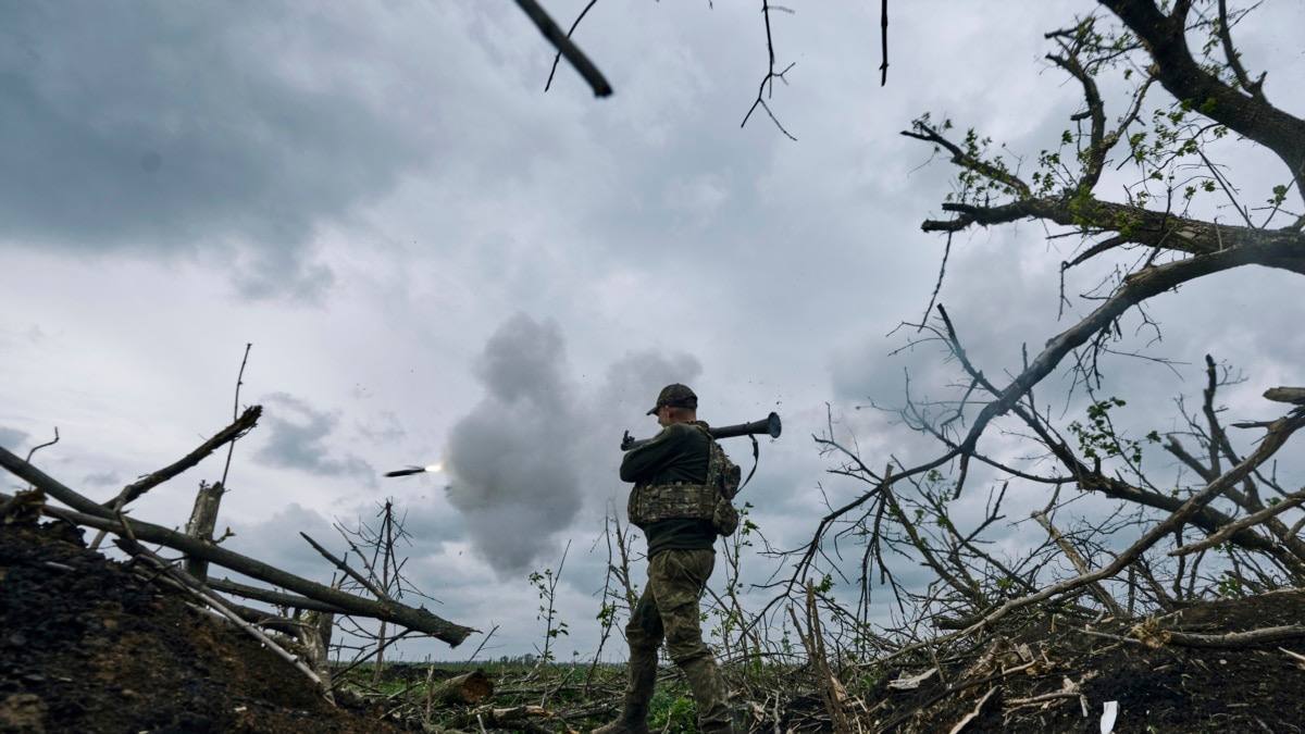 ❗️Три возможных сценария завершения конфликта на Украине после переговоров Трампа и Путина, публикует Bloomberg