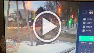 Момент вчерашнего ДТП на ул. Маршала Жукова попал на камеру видеонаблюдения