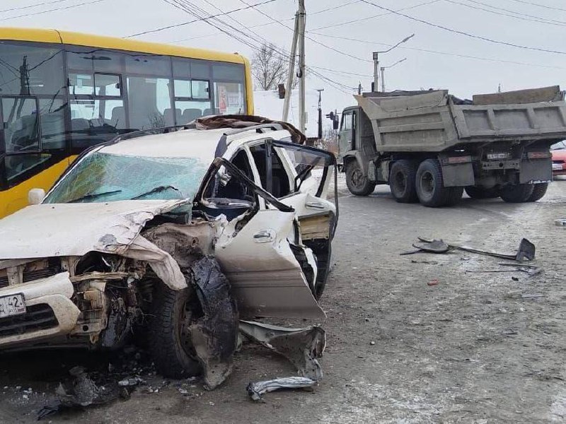 В Белово столкнулись «КамАЗ», иномарка и детский автобус....