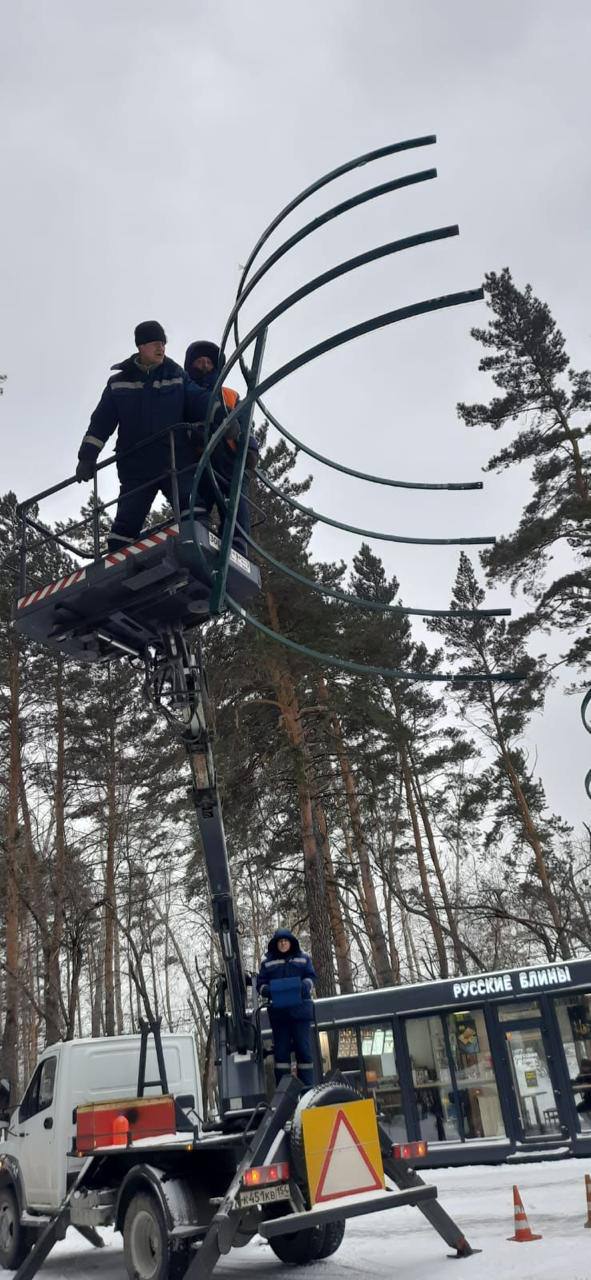 В Новосибирске сегодня разобрали последние елочки <tg-...