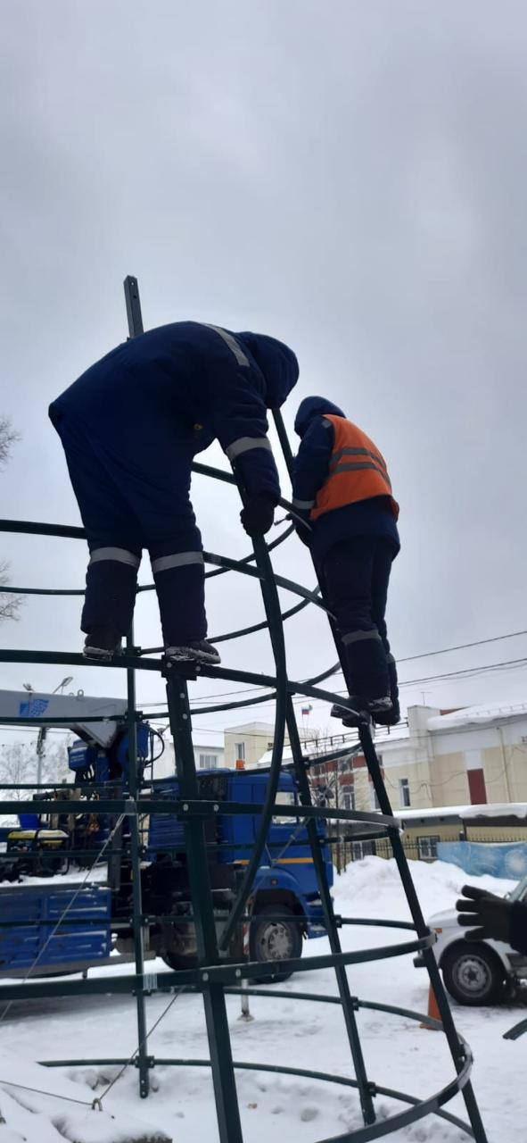 В Новосибирске сегодня разобрали последние елочки <tg-...