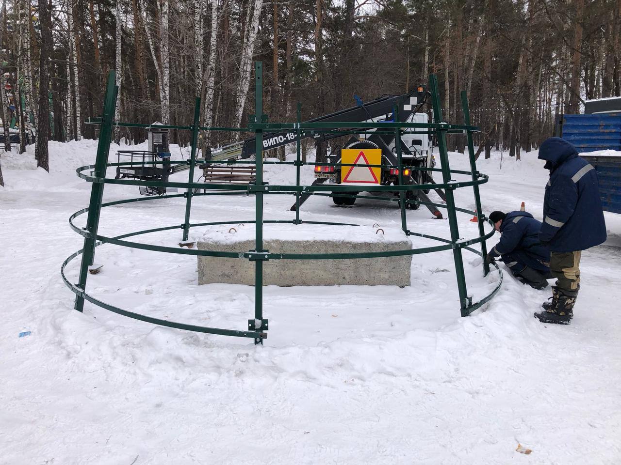 В Новосибирске сегодня разобрали последние елочки <tg-...