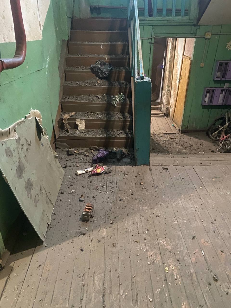 Потолок рухнул в подъезде дома на Глинки, 22. Судя по...