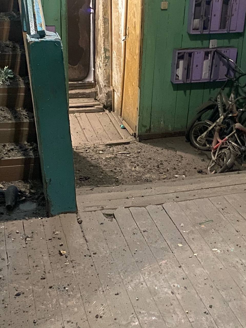 Потолок рухнул в подъезде дома на Глинки, 22. Судя по...