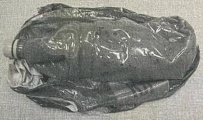 Нёс бутылку с гашишным маслом: наркополицейские Абакана...