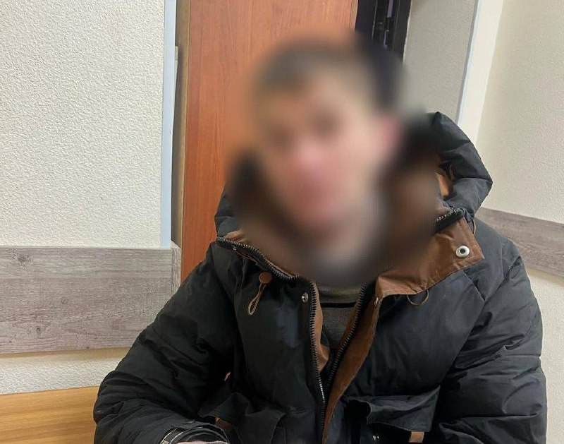 Нёс бутылку с гашишным маслом: наркополицейские Абакана...