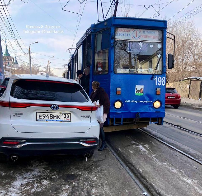 Припаркованный автомобиль на полчаса парализовал движение...