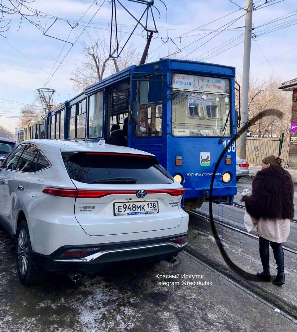 Припаркованный автомобиль на полчаса парализовал движение...