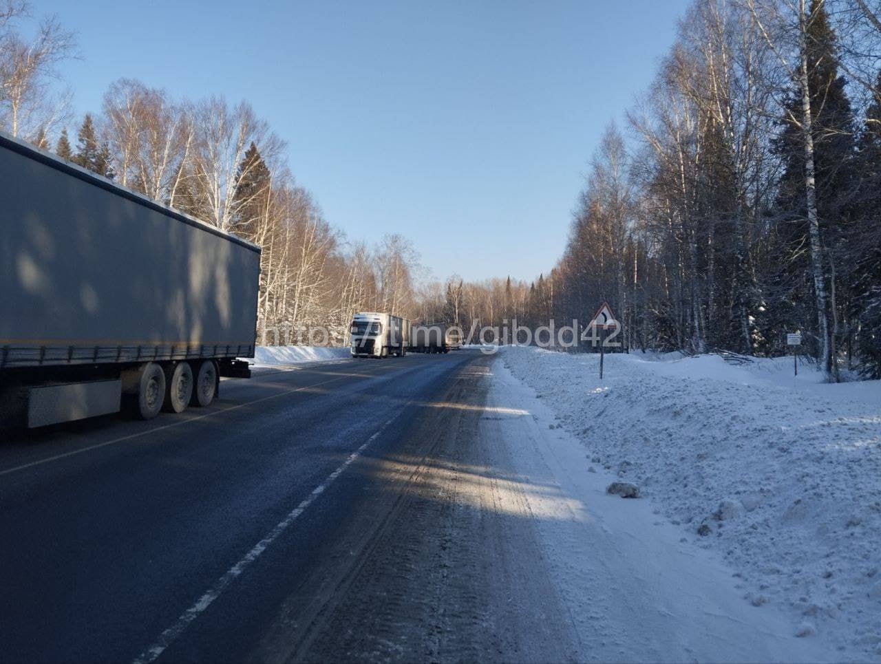 Временное затруднение движения транспорта в Кемеровском муниципальном округе из-за ДТП на 348 км автодороги Р-255 «Сибирь».