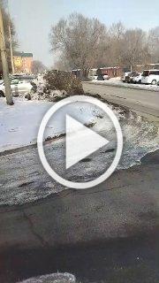 Водители жалуются на кучу снега перед поворотом на...