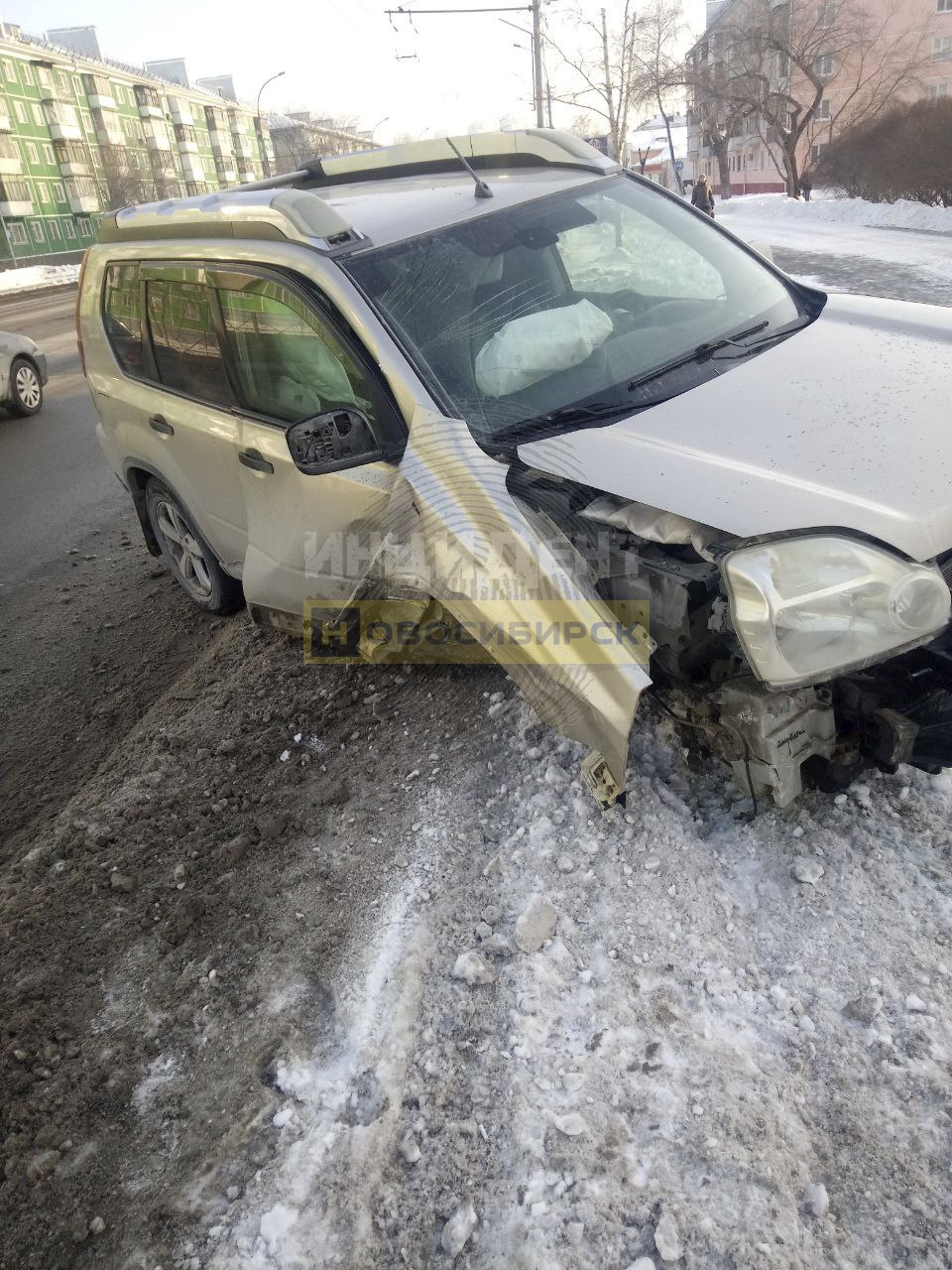 В Новосибирске Nissan врезался в столб, водитель скрылся с места ДТП