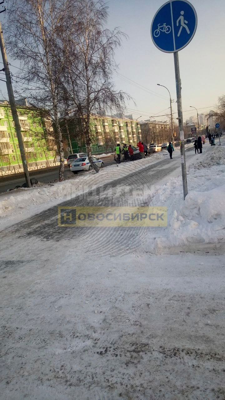 В Новосибирске Nissan врезался в столб, водитель скрылся с места ДТП