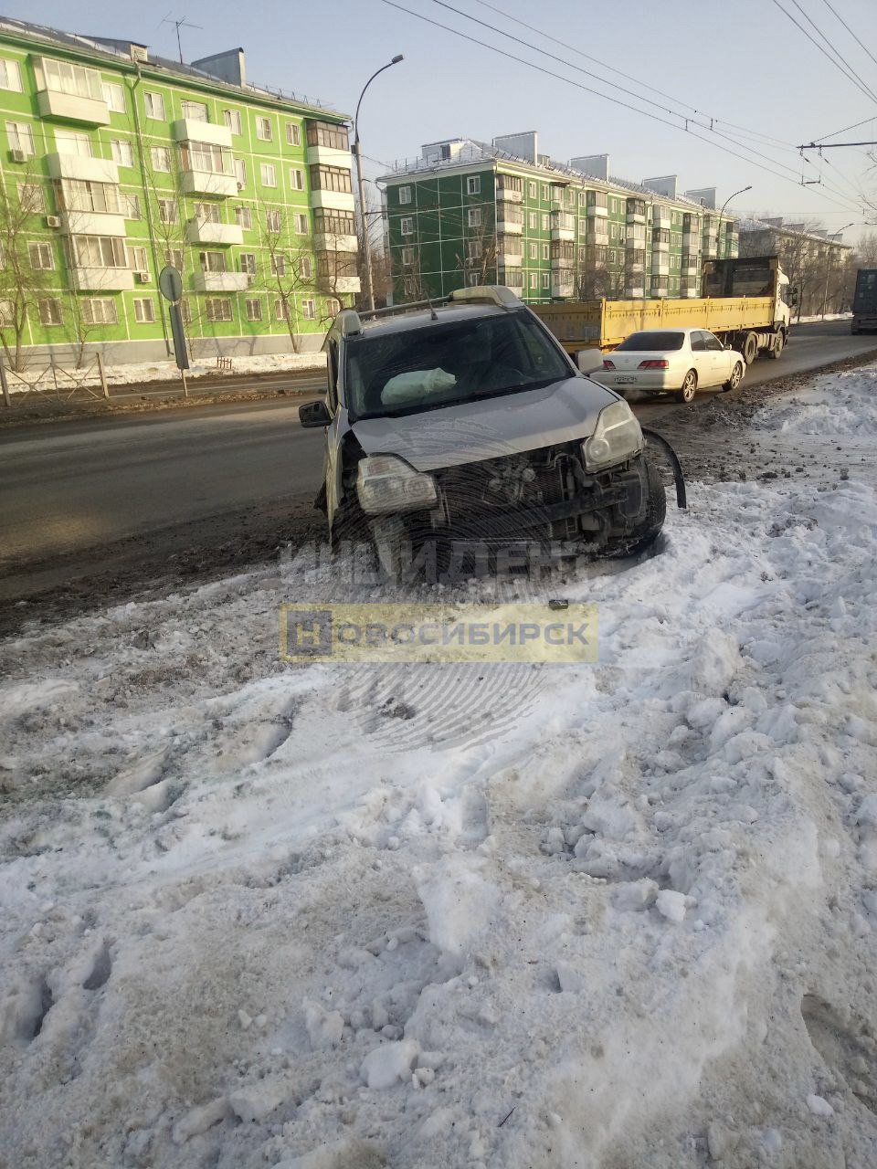 В Новосибирске Nissan врезался в столб, водитель скрылся с места ДТП