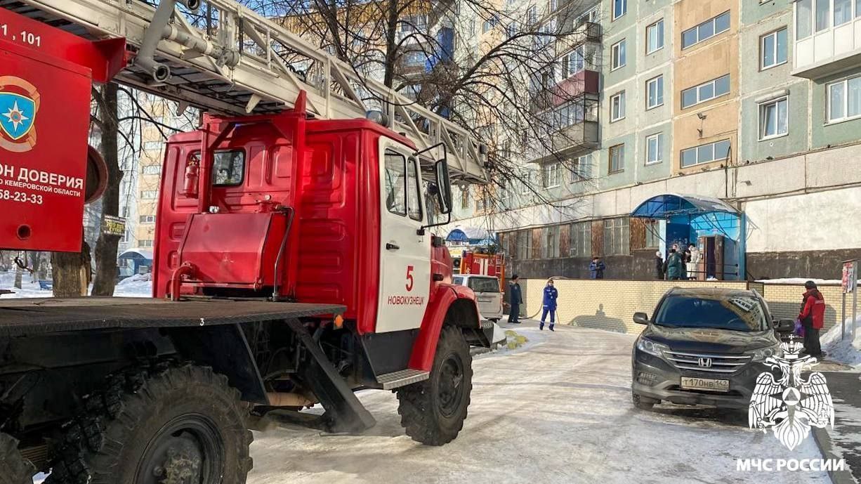 Двоих людей спасли пожарные во время возгорания в доме на...