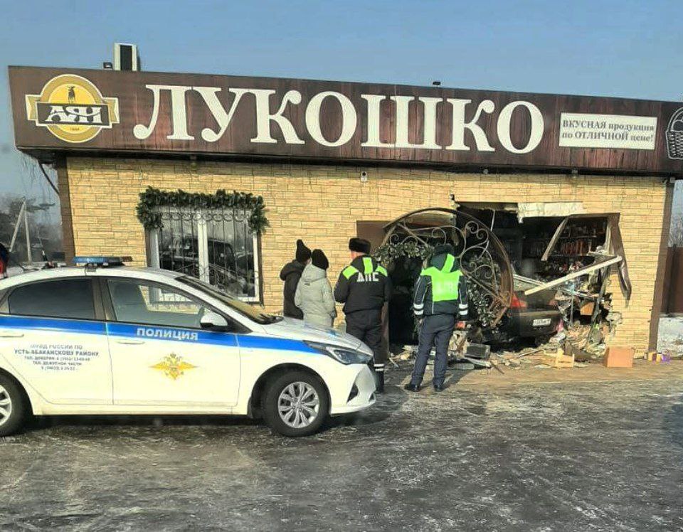 Водитель Ниссана Скайлайн влетел в продуктовый магазин на...