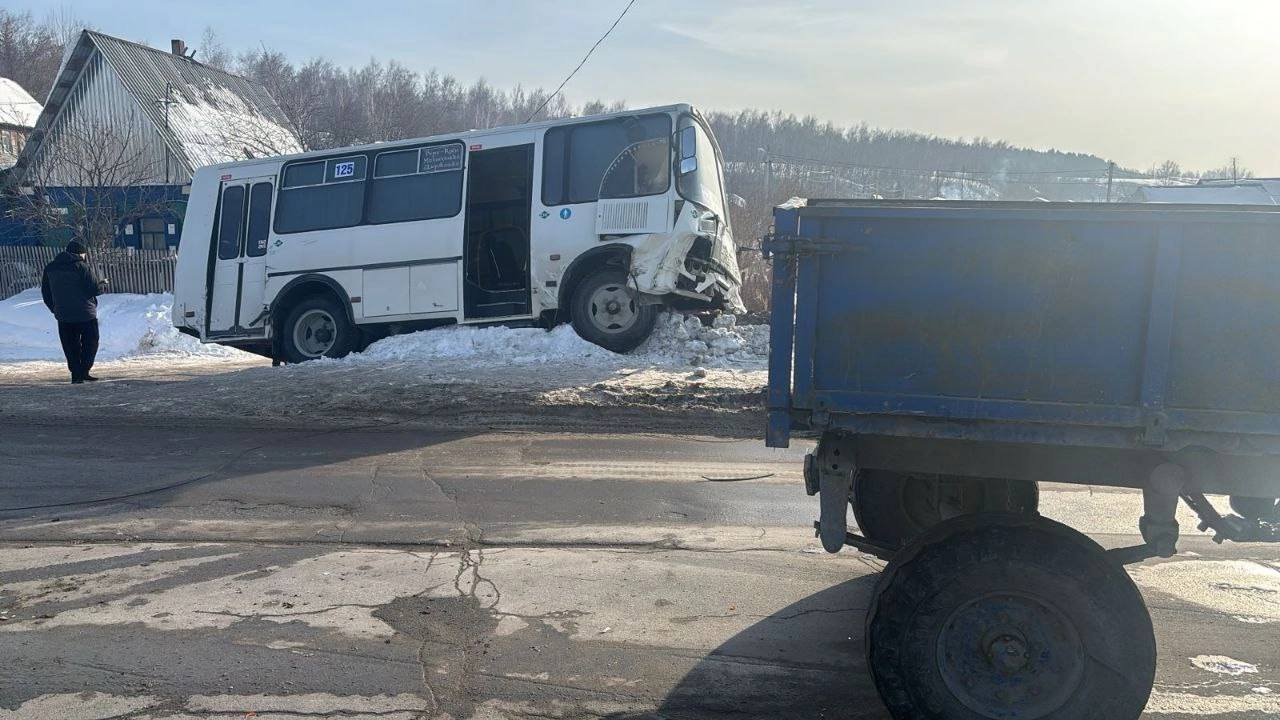 В Искитимском районе пассажирский автобус столкнулся с...