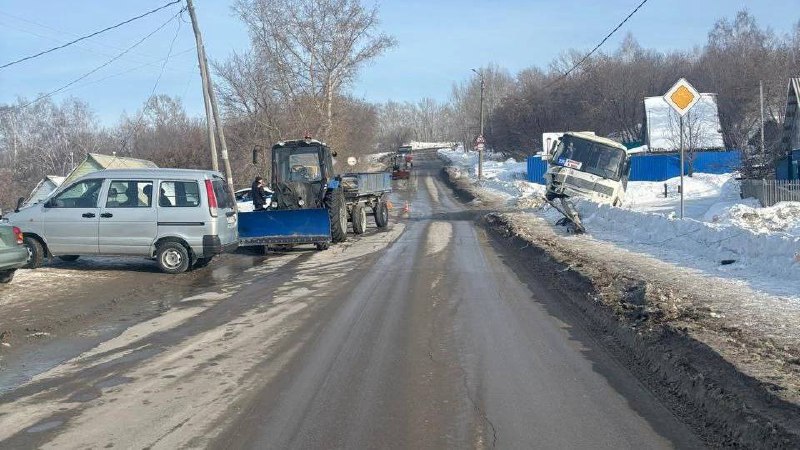 В Искитимском районе пассажирский автобус столкнулся с...