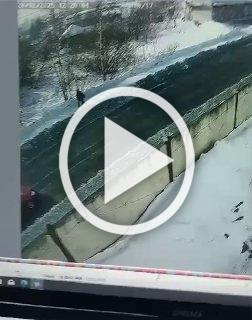 Пьяный водитель перевернулся и сбил двух пешеходов в Кемеровской области.