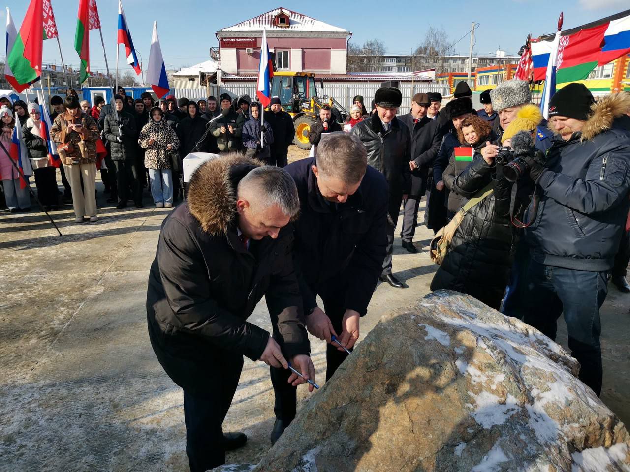 Делегация из Белоруссии посетила церемонию закладки первого камня новой девятиэтажки в Брянске