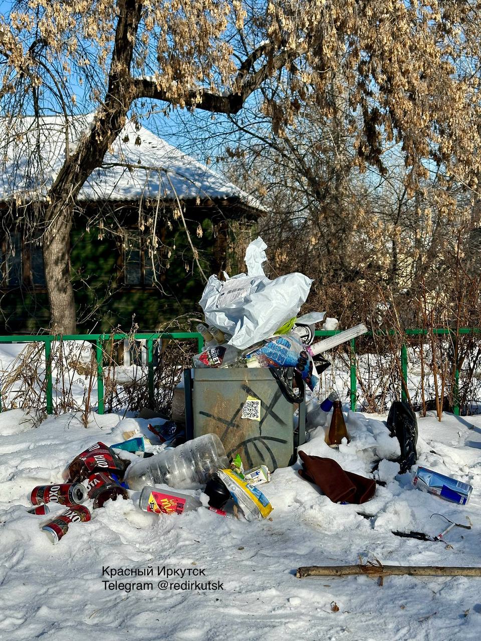 Алкоголизм на детской спортивной площадке....