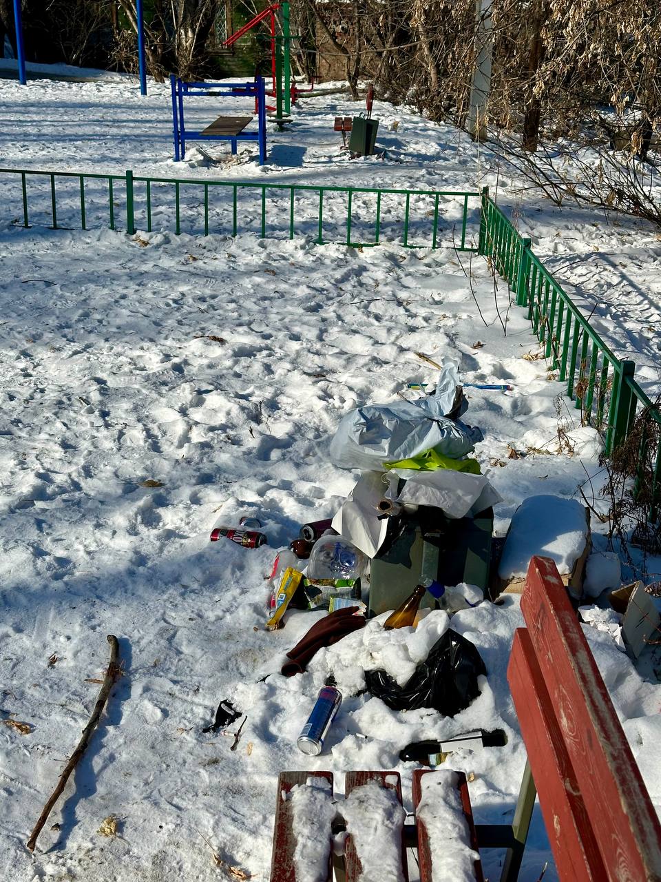 Алкоголизм на детской спортивной площадке....