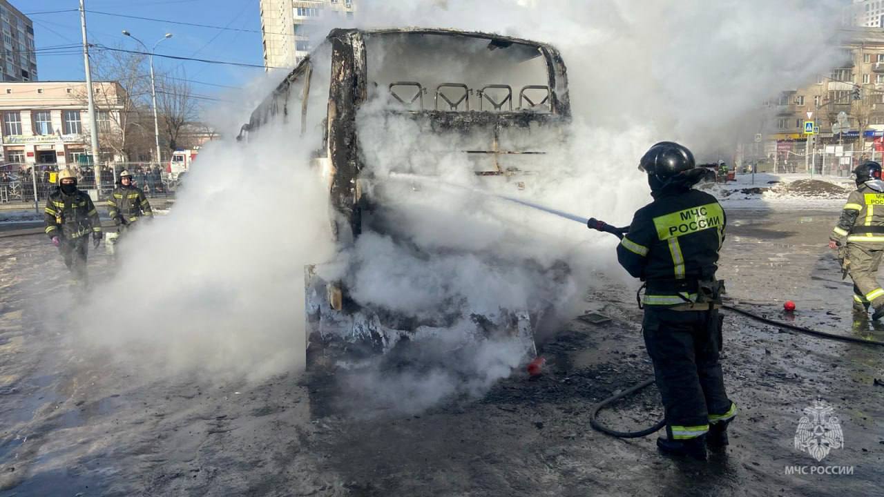 результате пожара салон автобуса выгорел полностью....