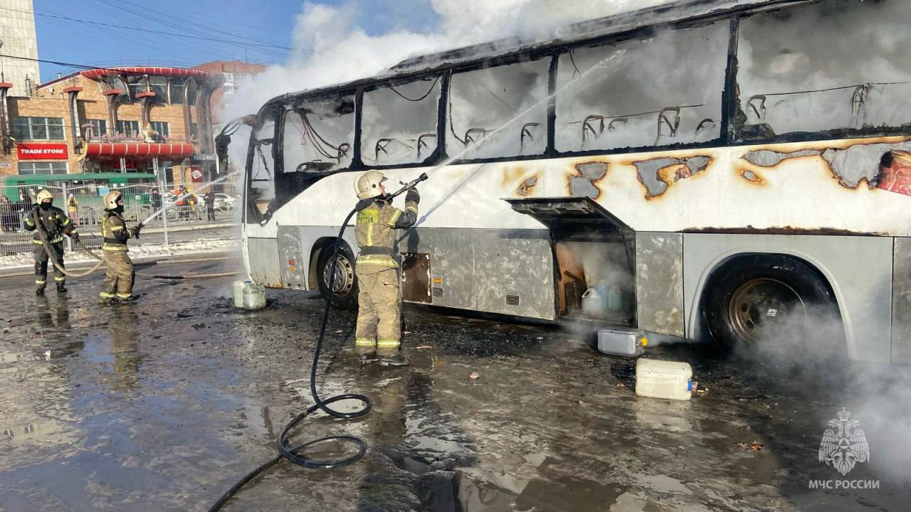 результате пожара салон автобуса выгорел полностью....