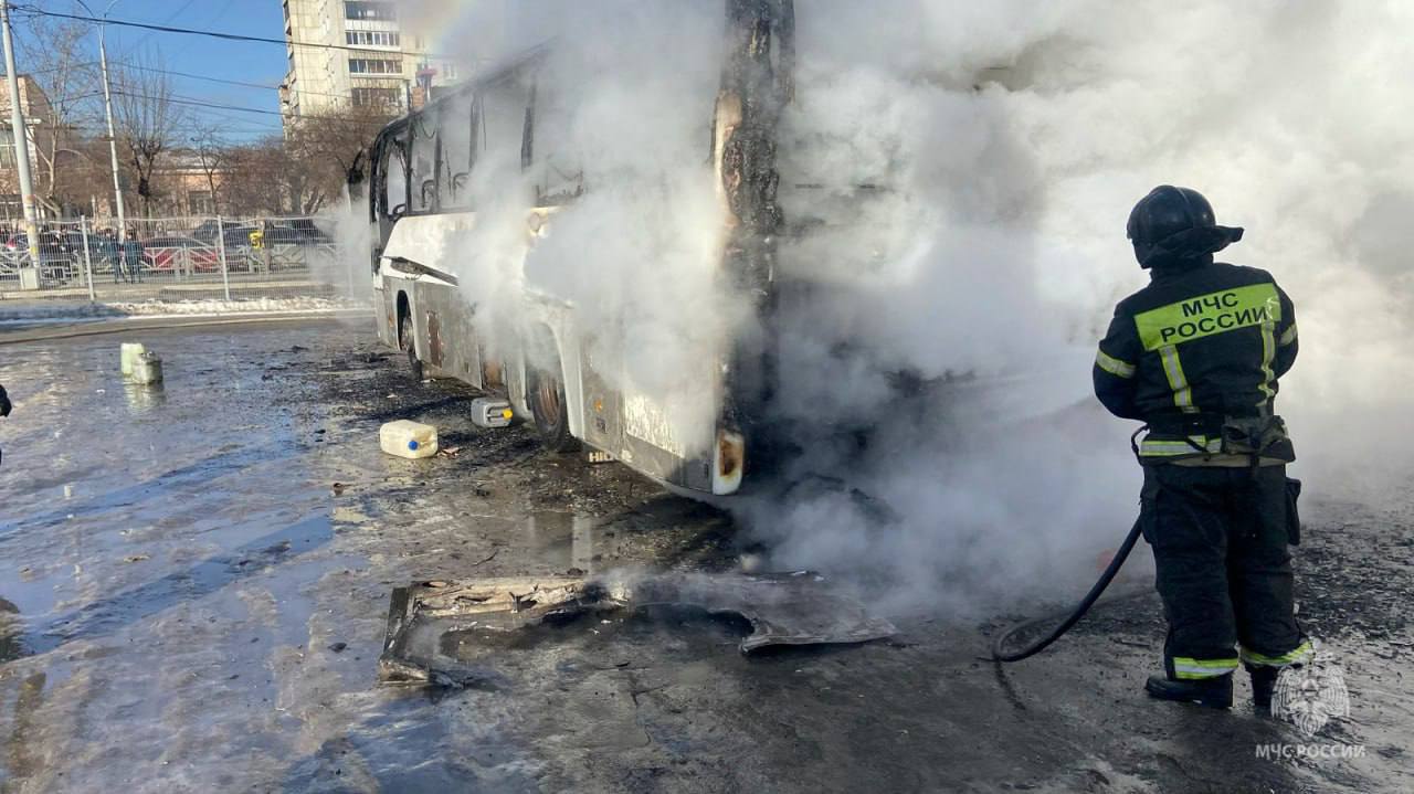 результате пожара салон автобуса выгорел полностью....