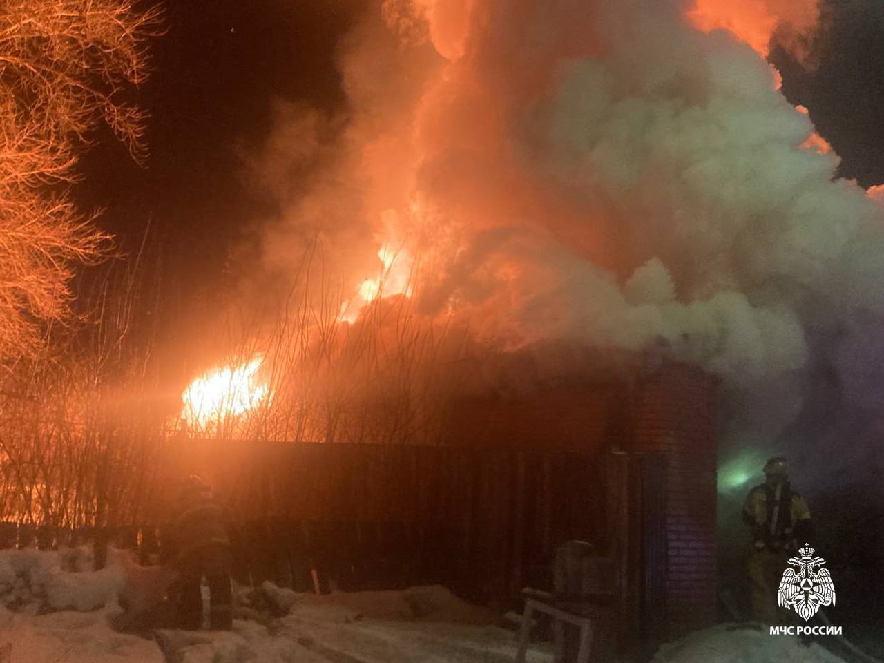 В поселке Чкалов под Оренбургом сгорели дом и гараж общей...