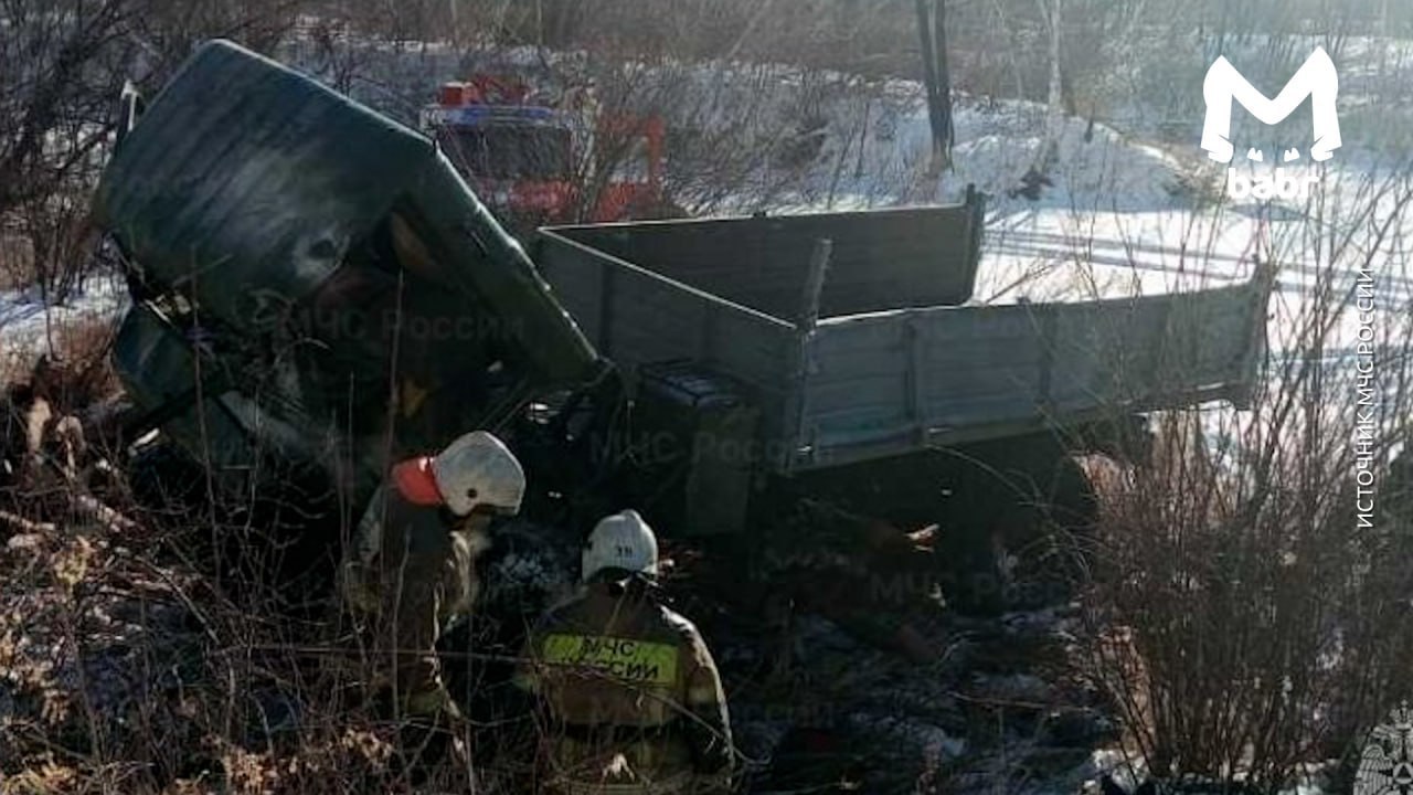 Двух мужчин придавило грузовиком на трассе в Забайкалье —...