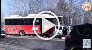 В ДТП с автобусом в Пермском крае два человека погибли и еще четверо пострадали.