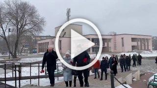 В Саяногорске возложили цветы к Памятнику защитникам...