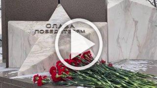 В Саяногорске возложили цветы к Памятнику защитникам...