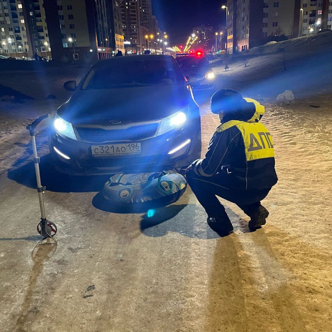 Две восьмилетние девочки попали под машину, катаясь на тюбинге на Академика Сахарова