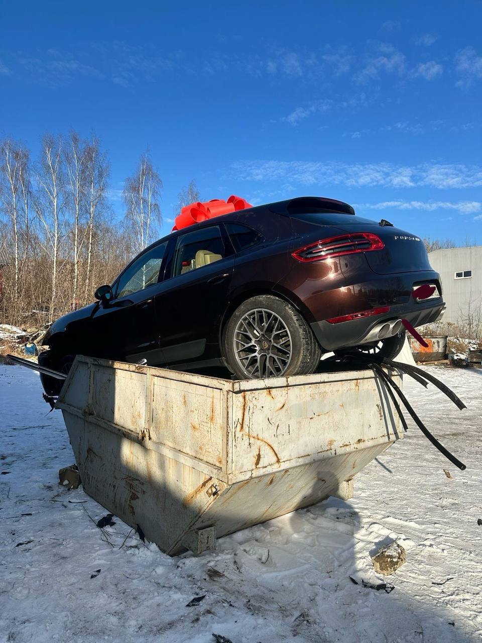 В подмосковных Мытищах муж выбросил машину жены —...