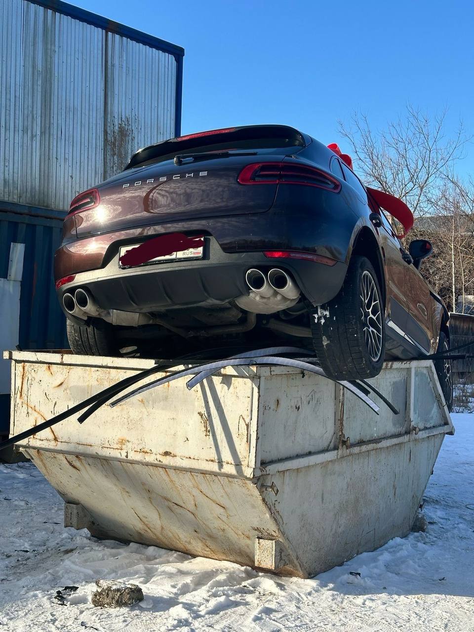 История с Porsche на помойке оказалась постановкой