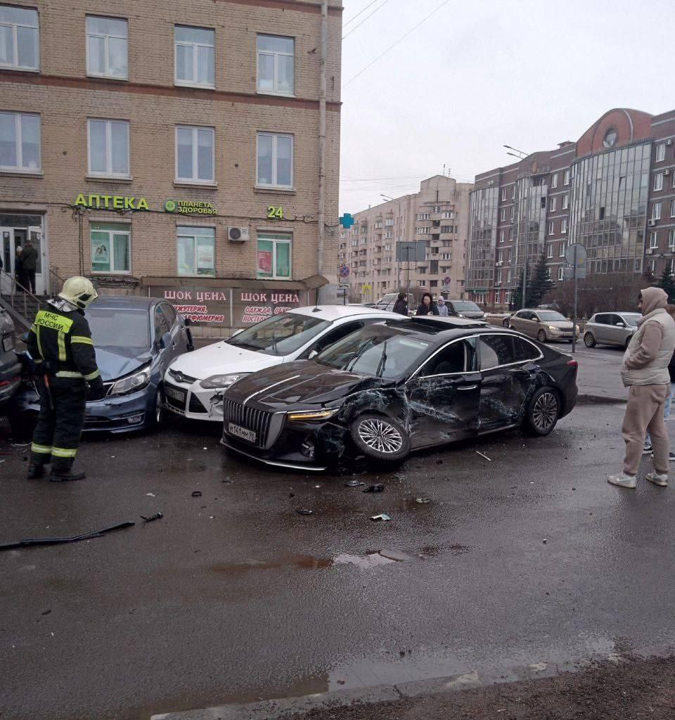 Автобус влетел в остановку в Питере. 1 человек погиб....