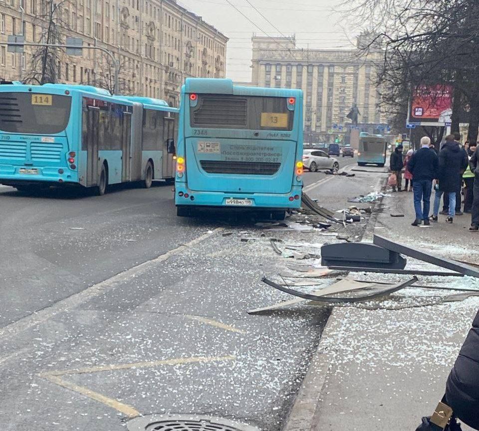 Автобус влетел в остановку в Питере. 1 человек погиб....