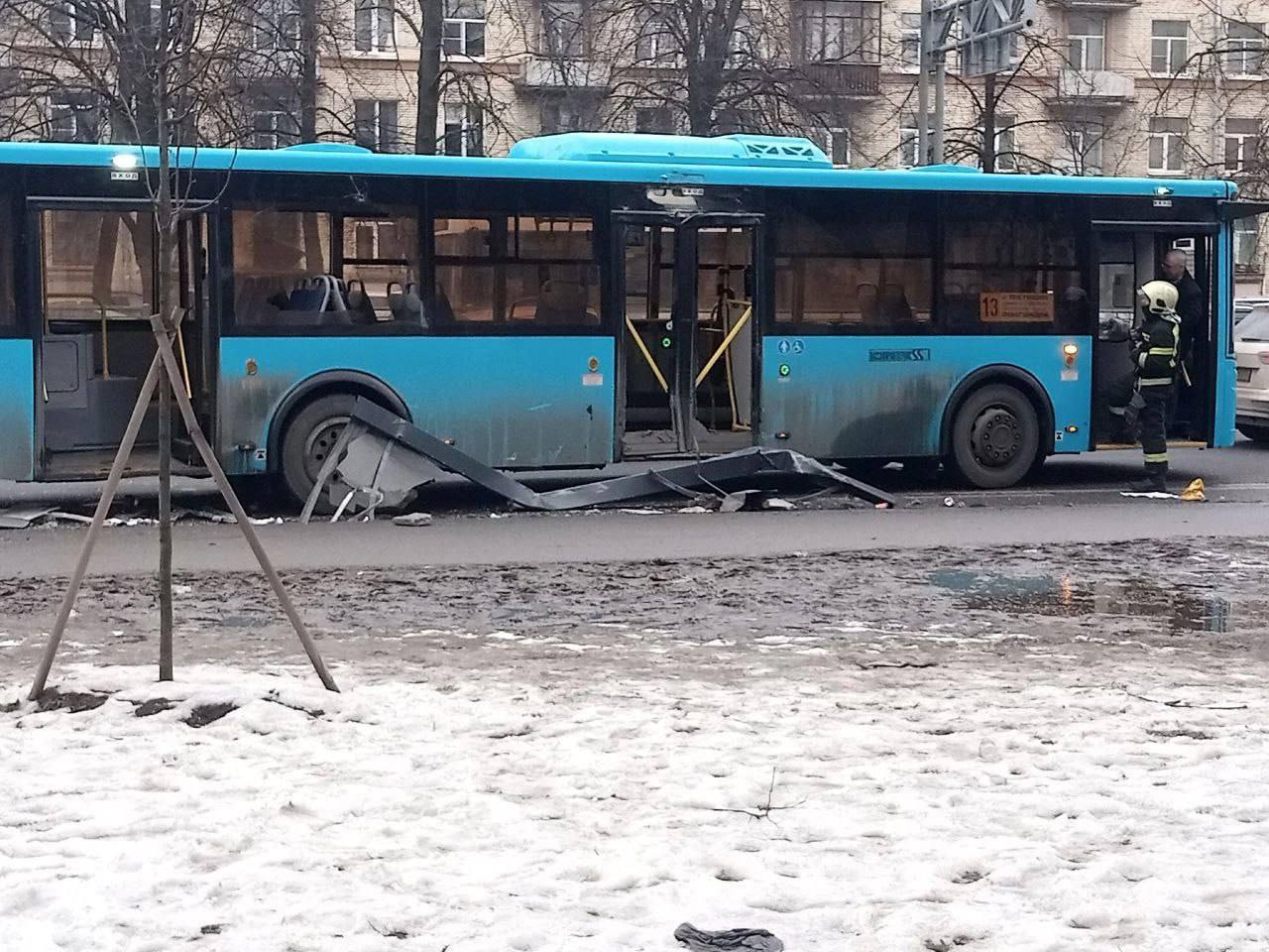 Автобус влетел в остановку в Питере. 1 человек погиб....