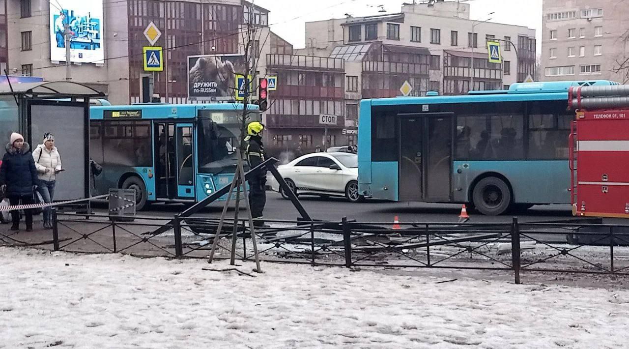 Автобус влетел в остановку в Питере. 1 человек погиб....