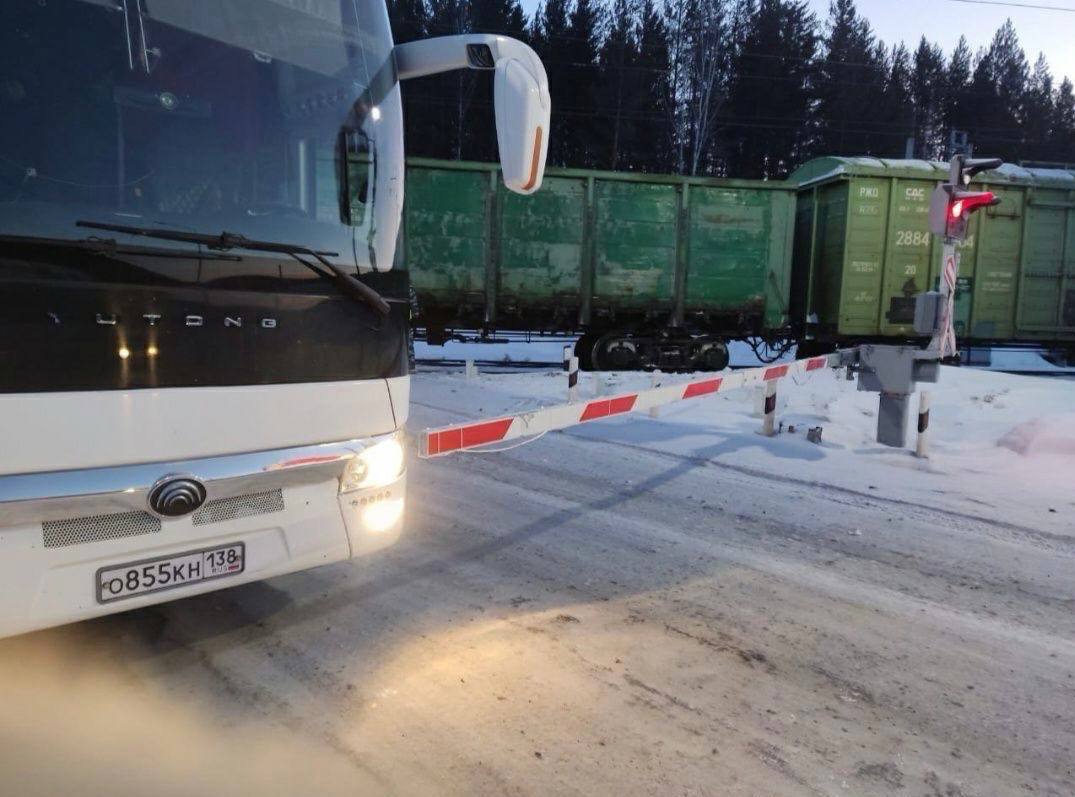 Пассажиры в последний момент успели выбежать из автобуса,...