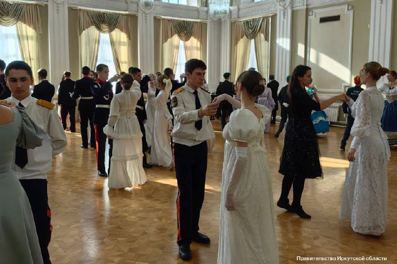 Кадетский бал, посвященный 80-летию Великой Победы, прошел в Иркутской области