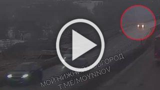 Легковушка вылетела с моста в Нижнем Новгороде, перед этим съехав на ремонтируемый участок дороги