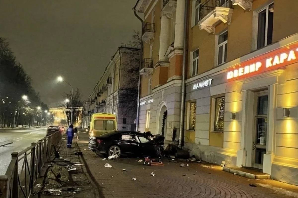 Легковушка врезалась в здание в Великом Новгороде, погибли три человека