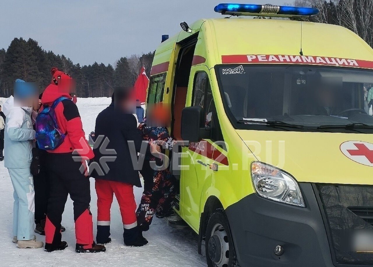 Падение снежной глыбы на девочку омрачило Масленицу в Кузбассе 