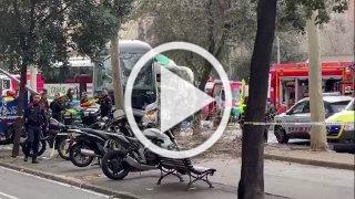 Два пассажирских автобуса столкнулись в центре Барселоны — минимум 34 человека пострадали. 